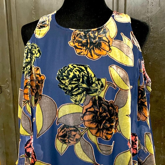 En Creme open shoulder blue velvet flowers over sheer blouse. Size medium - Picture 4 of 9